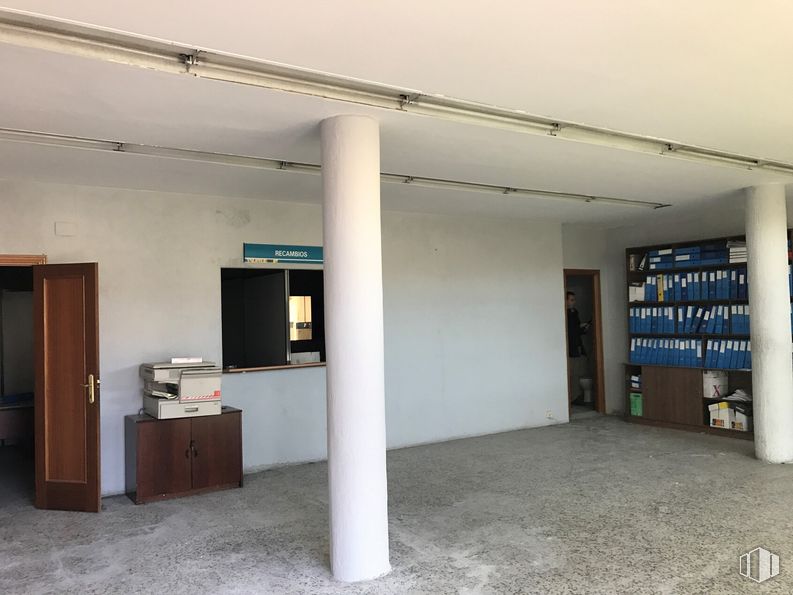 Local en alquiler y venta en Carretera Hoyo Manzanares, 22, Colmenar Viejo, Madrid, 28770 con ebanistería, suelo, piso, pasillo, bienes raíces, madera, techo, edificio, espacio y madera alrededor