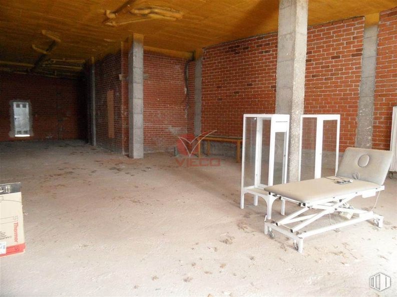 Retail for sale & for rent at Zona Parquesol, Cuenca, 16004 with furniture, building, wood, brick, flooring, floor, brickwork, chair, building material and hardwood around