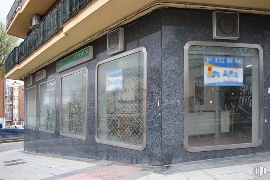 Retail for rent at Paseo Extremadura, La Latina, Madrid, 28011 with window, fixture, door, building, facade, gas, city, composite material, glass and house around