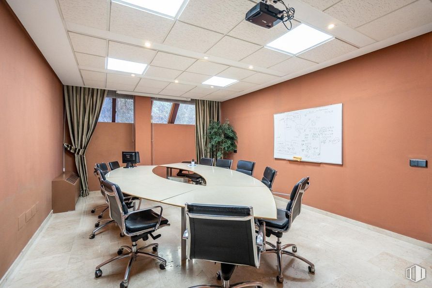 Oficina en venta en Zona Auditorio, Las Rozas de Madrid, Madrid, 28230 con silla, pizarra, lámpara, planta de interior, alumbrado, proyector, mueble, interiorismo, suelos y techo alrededor