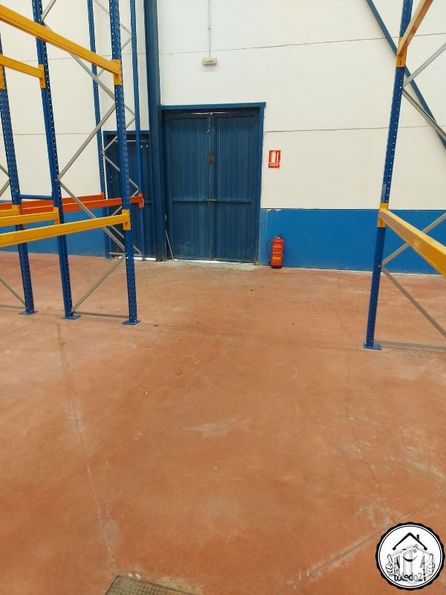 Industrial for sale at Camino Ciempozuelos, Seseña, Toledo, 45224 with yellow, floor, flooring, gas, shade, electric blue, composite material, wood, concrete and door around