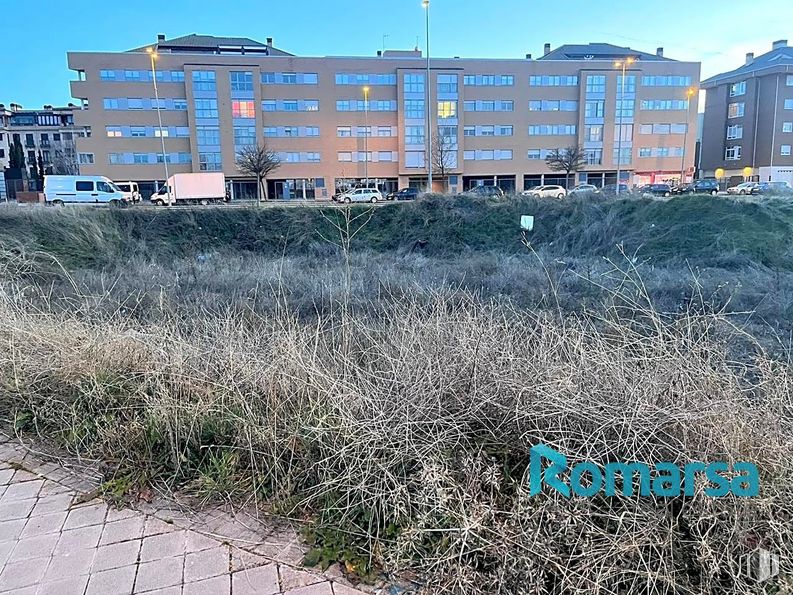 Land for sale at Avenida Derechos Humanos, Ávila, 05003 with building, sky, plant, blue, window, land lot, urban design, grass, line and residential area around