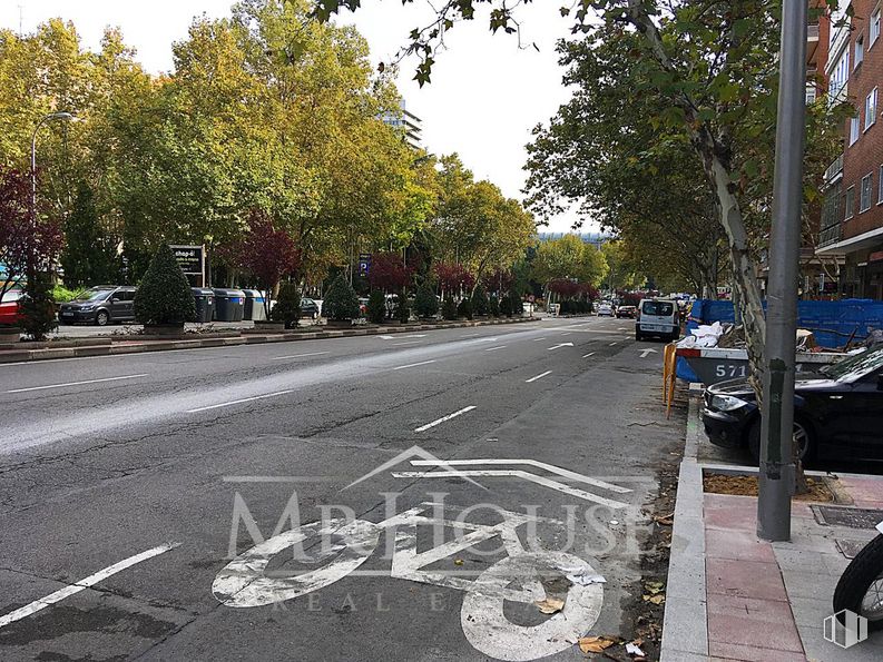 Local en venta en Avenida General Perón, Tetuán, Madrid, 28020 con neumático, coche, rueda, vehículo de motor, vehículo, superficie de la carretera, cielo, árbol, asfalto y planta alrededor