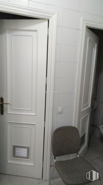 Oficina en alquiler en Zona Huertas - Cortes, Centro, Madrid, 28014 con silla, puerta, accesorio, madera, asa, puerta de casa, suelo, madera dura, tinte para madera y manija de la puerta alrededor