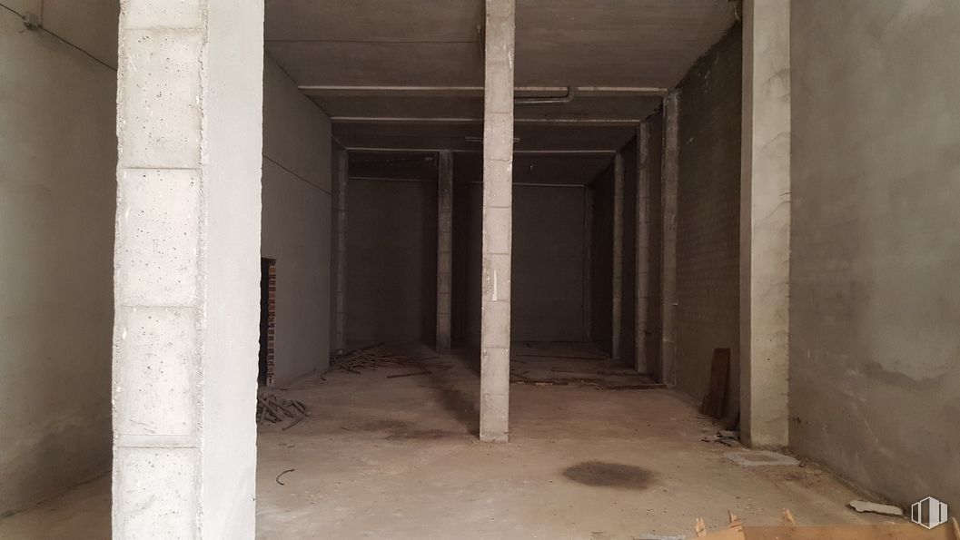 Retail for sale at Calle General Cuesta, 6, Talavera de la Reina, Toledo, 45600 with wood, floor, flooring, composite material, hall, fixture, concrete, building material, ceiling and transparency around