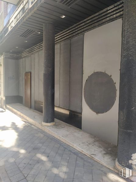 Local en alquiler y venta en Zona Gaztambide, Chamberí, Madrid, 28015 con puerta, sombra, suelo, pared, suelos, arte, superficie de la carretera, fachada, material compuesto y tintes y matices alrededor