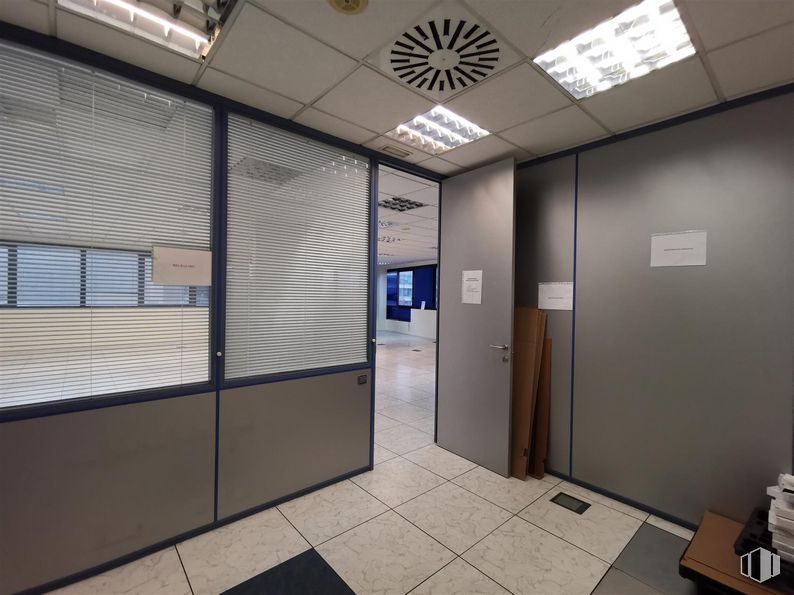 Oficina en alquiler en Calle Cronos, San Blas - Canillejas, Madrid, 28037 con lámpara, alumbrado, persiana de la ventana, propiedad, edificio, puerta, accesorio, interiorismo, suelos y suelo alrededor