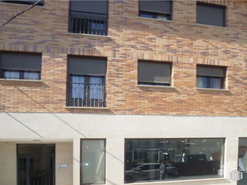 Retail for sale at Calle Jardines, Sotillo de la Adrada, Ávila, 05420 with window, property, building, fixture, brickwork, wood, brick, neighbourhood, wall and material property around