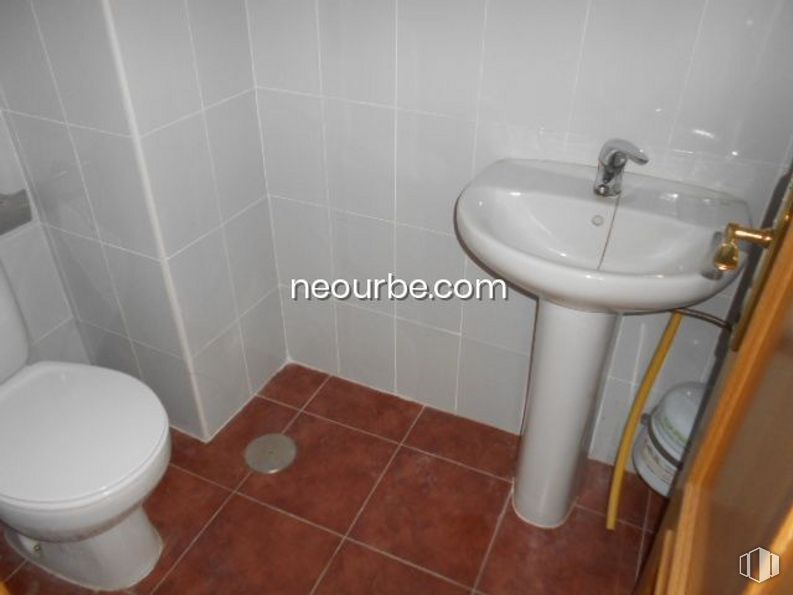 Retail for sale at Zona Centro, Santa María del Tiétar, Ávila, 05429 with toilet, sink, tap, white, plumbing fixture, bathroom, bathroom sink, purple, black and fluid around