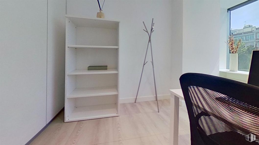 Office for rent at Paseo Castellana, Salamanca, Madrid, 28046 with bookcase, lighting, window, furniture, shelf, wood, shelving, interior design, floor and grey around