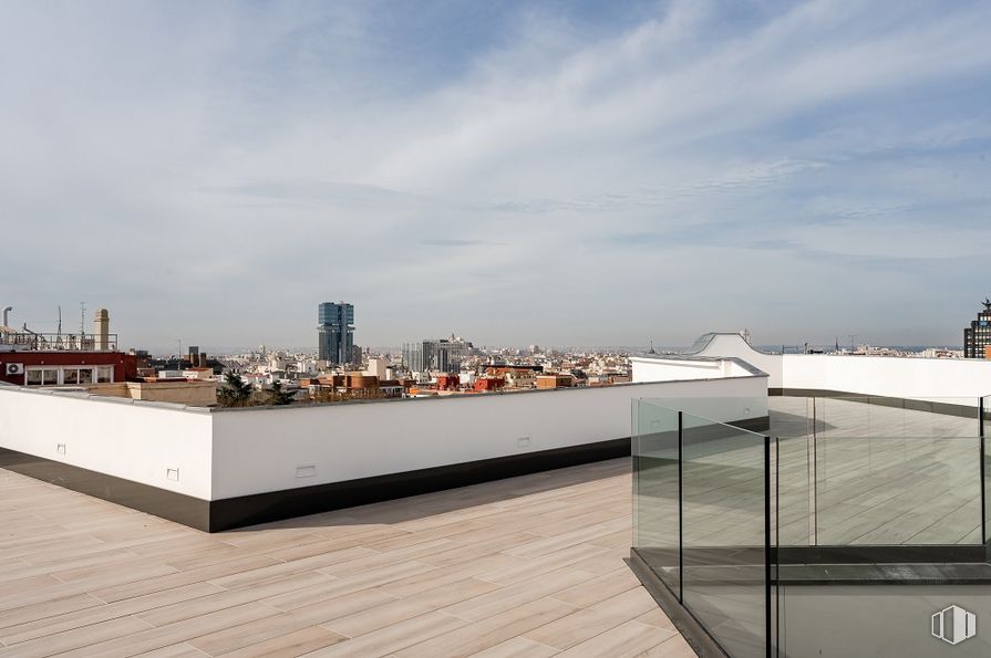 Oficina en alquiler en Calle Velázquez, 94, Salamanca, Madrid, 28006 con cielo, nube, edificio, arquitectura naval, diseño urbano, tejado, madera, bloque de pisos, ciudad y horizonte alrededor