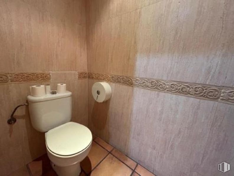 Retail for rent at Plaza Mayor, Redueña, Madrid, 28721 with toilet, toilet paper, brown, toilet seat, plumbing fixture, bathroom, wood, purple, flooring and floor around