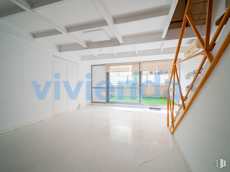 Oficina en venta en Avenida Manoteras, Hortaleza, Madrid, 28050 con escalera, accesorio, hall, ventana, suelos, suelo, madera, techo, vidrio y arte alrededor