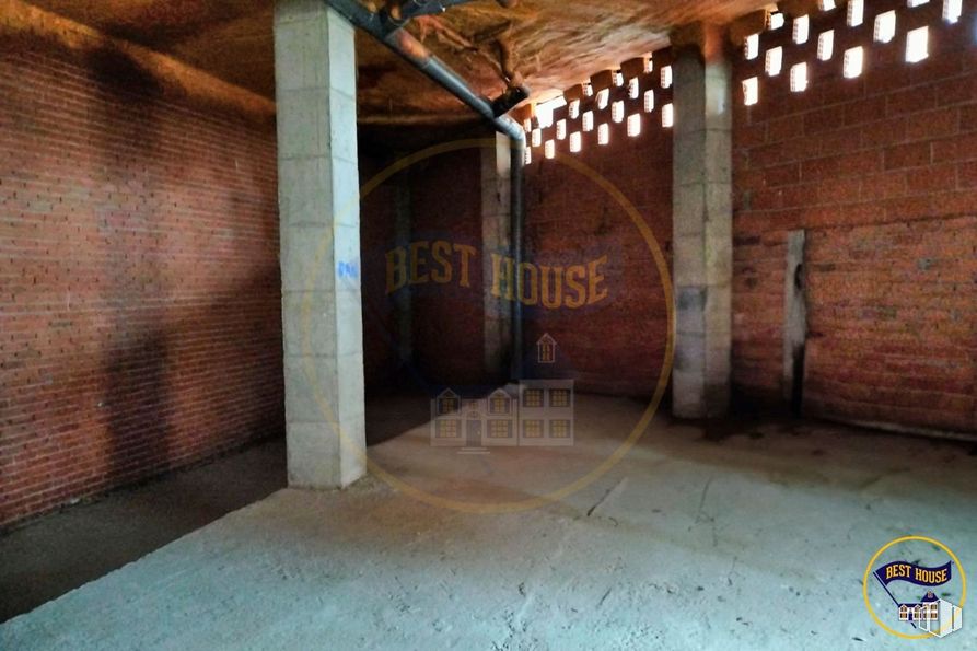 Retail for sale at Zona Siglo XXI, Cuenca, 16003 with property, wood, floor, brickwork, brick, flooring, building, concrete, beam and ceiling around