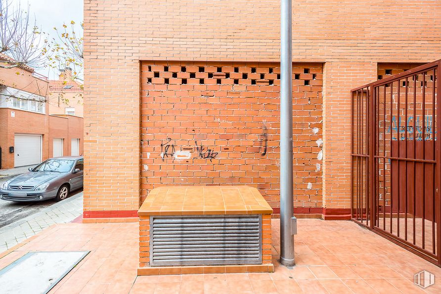 Local en alquiler y venta en Avenida Circunvalación, Daganzo de Arriba, Madrid, 28814 con coche, mesa, edificio, neumático, rueda, ventana, madera, rejilla, vehículo y naranja alrededor