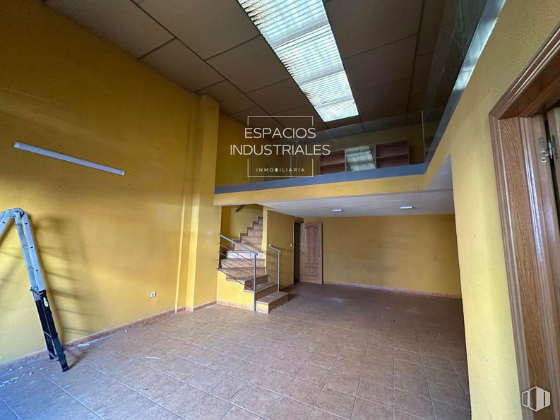 Nave en venta en Calle Aragón, Mejorada del Campo, Madrid, 28840 con puerta, accesorio, edificio, suelos, hall, suelo, escalera, casa, techo y madera alrededor