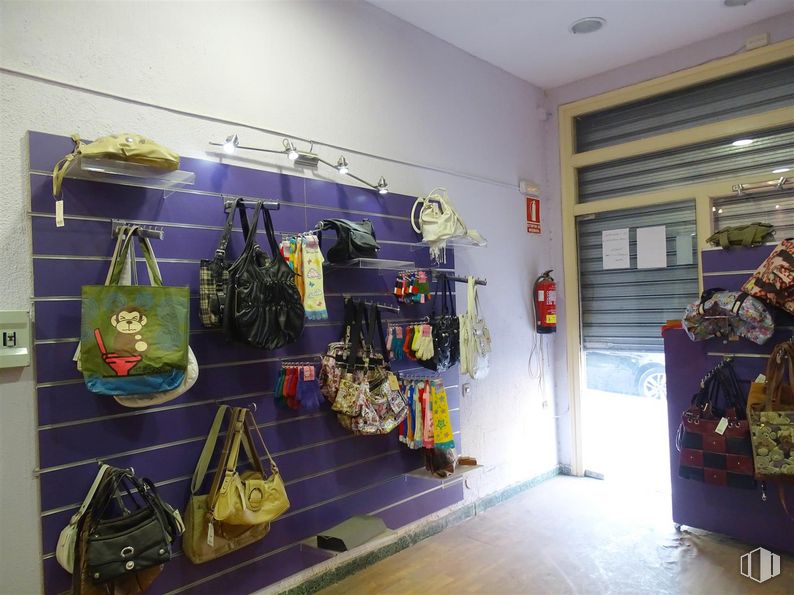 Local en alquiler en Zona Reyes Católicos, Alcalá de Henares, Madrid, 28801 con equipaje y bolsos, bolsa, bolso, productos envasados, diseño automovilístico, vehículo de motor, edificio, venta al por menor, planta y evento alrededor