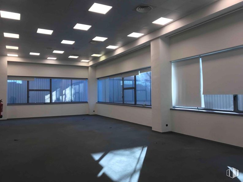 Oficina en alquiler en Zona empresarial, San Sebastián de los Reyes, Madrid, 28703 con ventana, alumbrado, lámpara, techo, interiorismo, suelos, suelo, hall, vidrio y iluminación natural alrededor