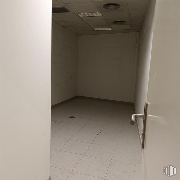 Retail for rent at Zona céntrica, Móstoles, Madrid, 28931 with fixture, floor, flooring, material property, handle, composite material, door, ceiling, plumbing fixture and aluminium around