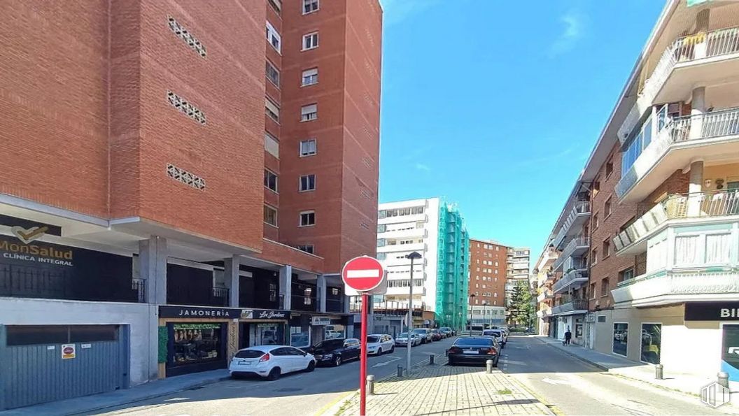 Retail for rent at Plan Sur-Amistad, Guadalajara, 19003 with building, window, car, sky, vehicle, infrastructure, urban design, house, wheel and road surface around