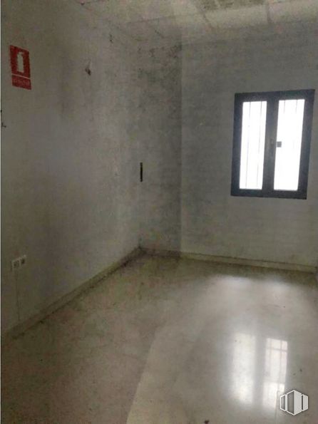 Retail for rent at Calle Emilio Sánchez Vera, Cuenca, 16002 with window, fixture, wood, floor, flooring, hall, material property, composite material, ceiling and plaster around