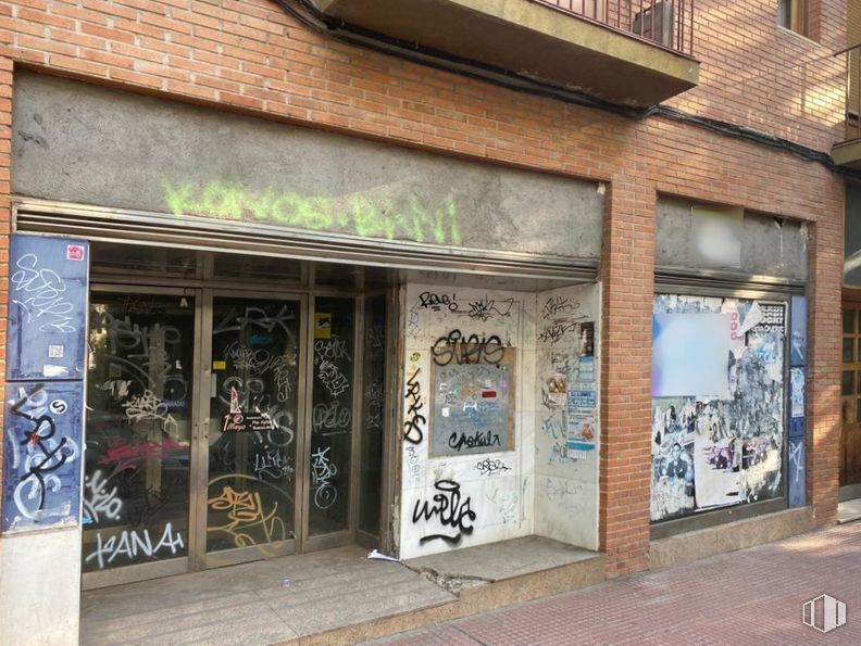 Local en alquiler y venta en Paseo Curas, Alcalá de Henares, Madrid, 28801 con alumbrado, puerta, arte, barrio, fuente, fachada, tintes y matices, ciudad, casa y edificio alrededor