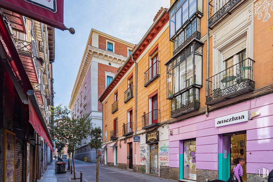 Retail for sale at Zona Malasaña, Centro, Madrid, 28004 with building, person, daytime, property, window, sky, urban design, road surface, residential area and neighbourhood around