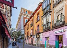 Retail for sale at Zona Malasaña, Centro, Madrid, 28004 with building, person, daytime, property, window, sky, urban design, road surface, residential area and neighbourhood around