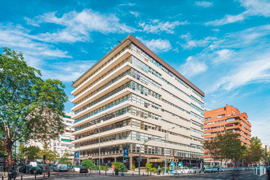 Oficina en alquiler en Edificio Centro, Calle Orense, 11, Tetuán, Madrid, 28020 con edificio, nube, cielo, día, propiedad, azul, rascacielos, árbol, azur y bloque de torre alrededor