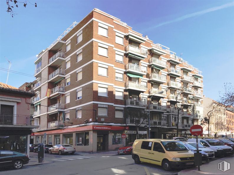 Local en alquiler en Calle Teniente Ruiz, 15, Alcalá de Henares, Madrid, 28805 con coche, edificio, rueda, neumático, vehículo terrestre, cielo, vehículo, propiedad, luz de estacionamiento y ventana alrededor