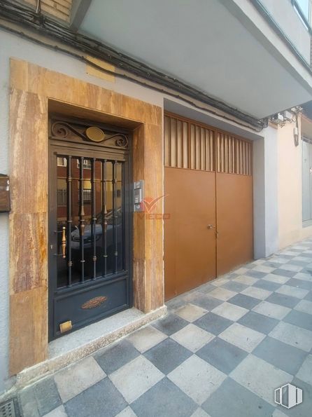 Retail for rent at Calle Ávila, Cuenca, 16003 with building, door, fixture, wood, tile flooring, interior design, real estate, facade, home door and flooring around