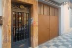 Local en alquiler en Calle Ávila, Cuenca, 16003 con edificio, puerta, accesorio, madera, suelo de baldosas, diseño de interiores, bienes inmuebles, fachada, puerta de casa y pavimento alrededor