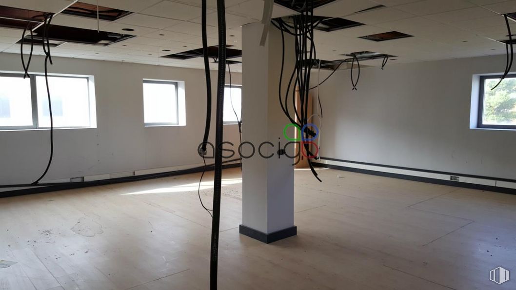 Office for sale at Calle Francisco Aritio, 164, Guadalajara, 19004 with window, wood, sculpture, flooring, floor, art, electricity, electrical wiring, gas and glass around