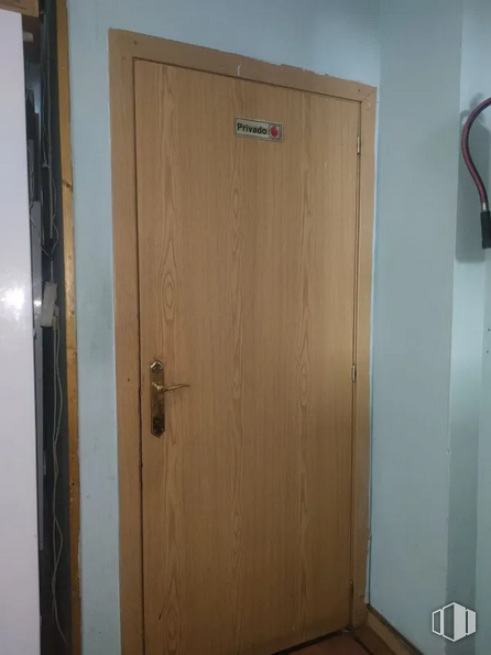 Retail for sale at Avenida Industria, Tres Cantos, Madrid, 28760 with door, handle, fixture, dead bolt, wood, house, building, home door, wood stain and hardwood around