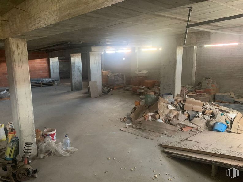 Retail for sale at Calle Banderas de Castilla, 11, Ávila, 05001 with property, wood, floor, wall, flooring, beam, gas, ceiling, concrete and building material around