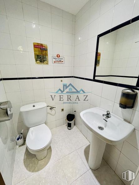 Retail for rent at Carretera Calera y Chozas, Talavera de la Reina, Toledo, 45600 with toilet, sink, plumbing fixture, tap, bathroom sink, building, bathroom, purple, mirror and interior design around