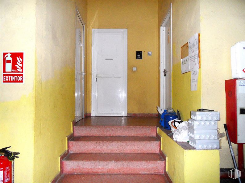 Industrial for sale at Polígono Los Olivos, Getafe, Madrid, 28906 with door, flooring, floor, wood stain, paint, hardwood, stairs, home door, plaster and cleanliness around