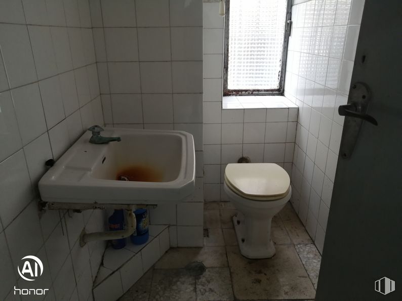 Retail for sale at Zona Sur, Ávila, 05003 with toilet, window blind, sink, window, toilet seat, plumbing fixture, bathroom, flooring, floor and plumbing around