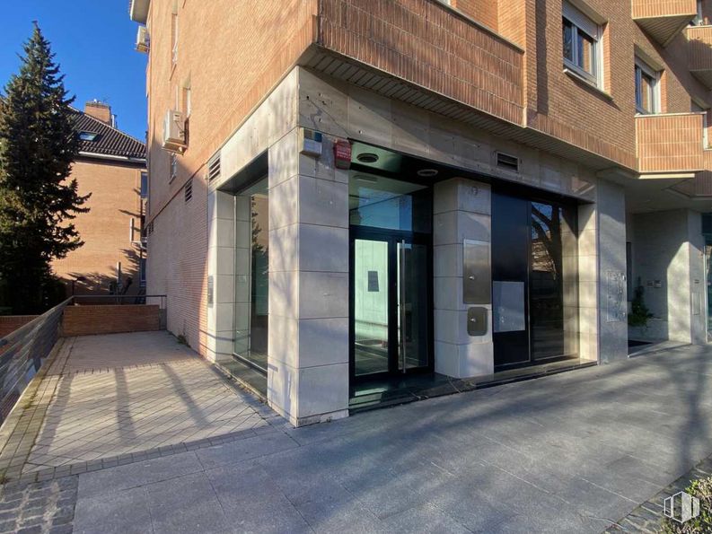 Local en alquiler en Zona Centro, Boadilla del Monte, Madrid, 28660 con ventana, edificio, puerta, planta, madera, diseño urbano, superficie de la carretera, cielo, fachada y condominio alrededor