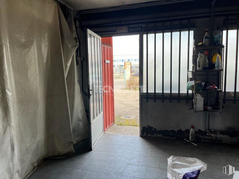 Industrial for sale at Calle Méjico, Guadalajara, 19004 with door, shade, flooring, gas, tints and shades, concrete, composite material, building, ceiling and facade around