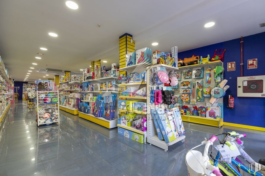 Retail for sale at Zona Centro, Alcalá de Henares, Madrid, 28805 with shelf, building, wheel, lighting, interior design, retail, convenience store, shelving, fun and leisure around