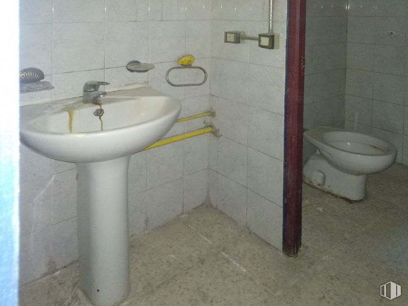 Local en alquiler en Zona Vírgenes, Leganés, Madrid, 28911 con inodoro, fregadero, accesorio de plomería, grifo, lavabo, baño, púrpura, azul, fluido y línea alrededor