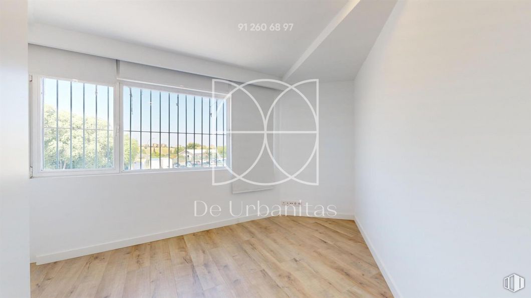 Oficina en alquiler en Zona Miguel Hernández, Villa de Vallecas, Madrid, 28031 con mueble, edificio, madera, ventana, suelos, suelo, rectángulo, sombra, sala de estar y tinte para madera alrededor