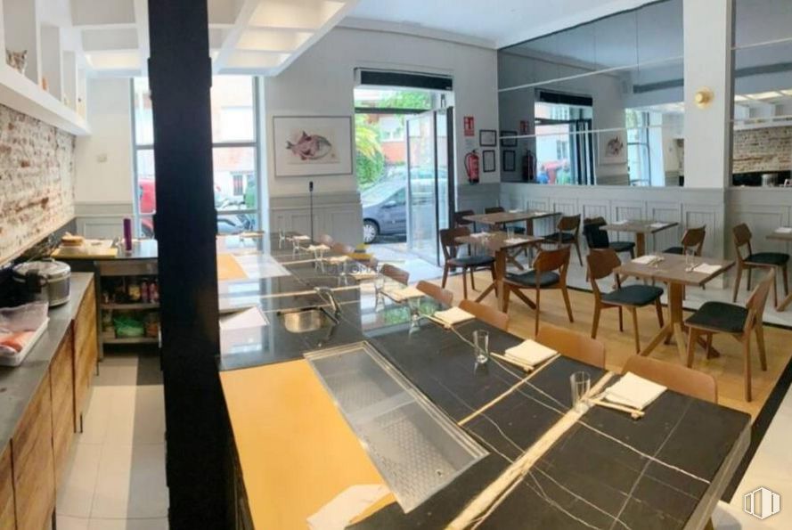 Retail for rent at Calle Bretón de los Herreros, Chamberí, Madrid, 28003 with chair, table, table top, fixture, building, interior design, wood, floor, flooring and couch around