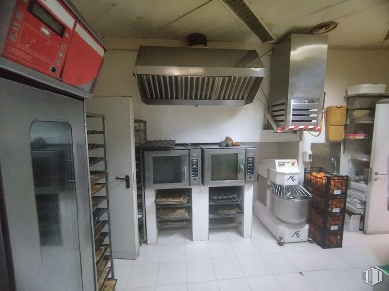 Retail for rent at Paseo Delicias, 68, Arganzuela, Madrid, 28045 with microwave oven, home appliance, oven, kitchen appliance, refrigerator, major appliance, machine, kitchen, food and stove around