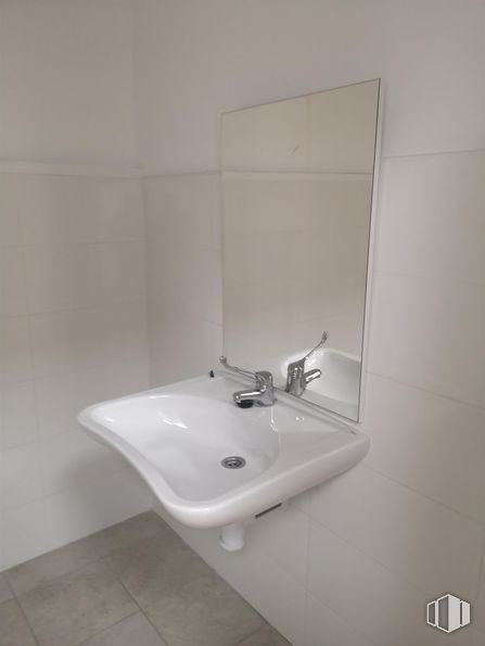 Oficina en alquiler y venta en Calle Virgen del Lluc, 80, Ciudad Lineal, Madrid, 28027 con fregadero, grifo, accesorios de fontanería, lavabo, cuarto de baño, fluido, rectángulo, suelos, suelo y material compuesto alrededor