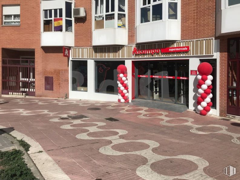 Local en venta en Zona Tetuán, Tetuán, Madrid, 28039 con ventana, propiedad, edificio, superficie de la carretera, suelos, diseño urbano, línea, puerta, pared y propiedad material alrededor