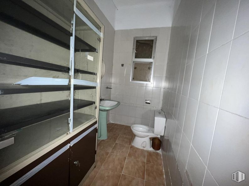 Nave en venta en Calle Roble, San Pedro del Arroyo, Ávila, 05350 con inodoro, ebanistería, edificio, accesorio de fontanería, fregadero, baño, madera, diseño de interiores, grifo y lavabo de baño alrededor