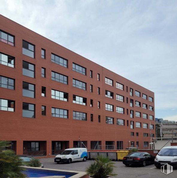 Oficina en venta en Calle Aguacate, Carabanchel, Madrid, 28044 con coche, edificio, camioneta, planta, nube, cielo, rueda, neumático, ventana y vehículo alrededor