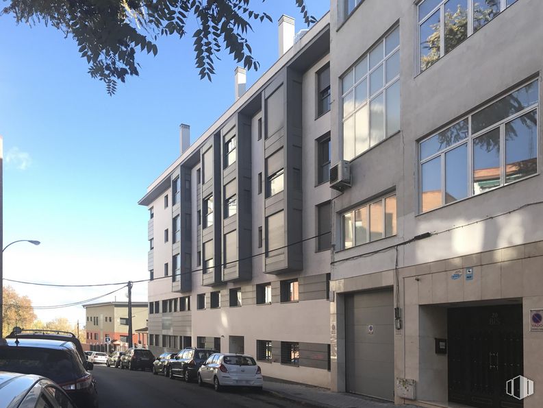 Oficina en alquiler en Calle Andorra, 22, Hortaleza, Madrid, 28043 con coche, ventana, edificio, cielo, día, propiedad, vehículo, luz de la calle, diseño urbano y árbol alrededor